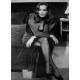 Affiche Romy Schneider Assise au bord du lit - Dim: 50x70 cm