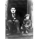 Affiche Le Kid - Charlie Chaplin - Sur le perron - Dim: 50x70 cm