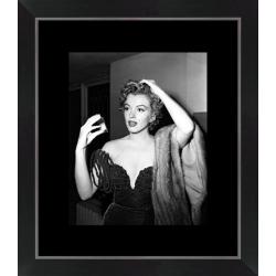 Affiche encadrée Marilyn Monroe - Devant son petit miroir - 24x30 cm (Cadre Tucson)