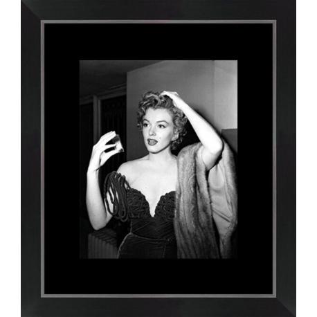 Affiche encadrée Marilyn Monroe - Devant son petit miroir - Dimension 24x30 cm