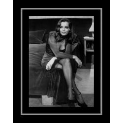 Affiche encadrée Noir et Blanc: Romy Schneider Assise au bord du lit - 50x70 cm (Cadre Tucson)