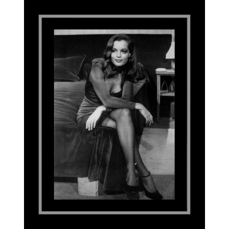 Affiche encadrée Romy Schneider Assise au bord du lit - 50x70 cm