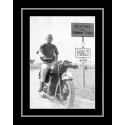 Affiche encadrée Noir et Blanc: Steve Mc Queen - La Grande Evasion - moto - 50x70 cm (Cadre Tucson)