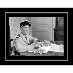 Affiche encadrée Noir et Blanc: Le Gendarme de St Tropez - De Funes en cuisine - 50x70 cm (Cadre Tucson)