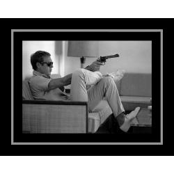 Affiche encadrée Steve McQueen - Takes aim - 50x70 cm