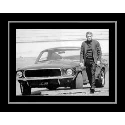 Affiche encadrée Bullitt - Steve Mc Queen et sa Ford Mustang - Affiche encadrée 50x70 cm