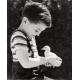Roberts Armstrong - Garçon portant un caneton - Affiche 24x30 cm